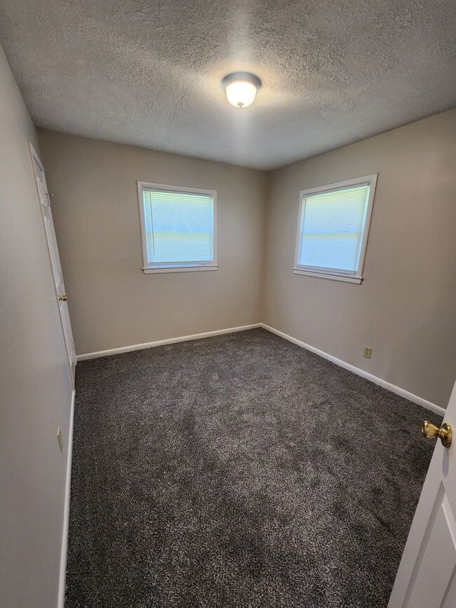 Building Photo - Newly updated 3 bedroom 1.5 bath home for ...