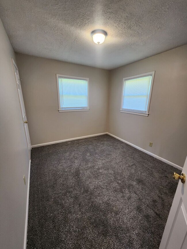 Building Photo - Newly updated 3 bedroom 1.5 bath home for rent in Valley Station!