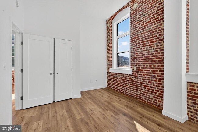 Building Photo - 2045 Trenton Ave