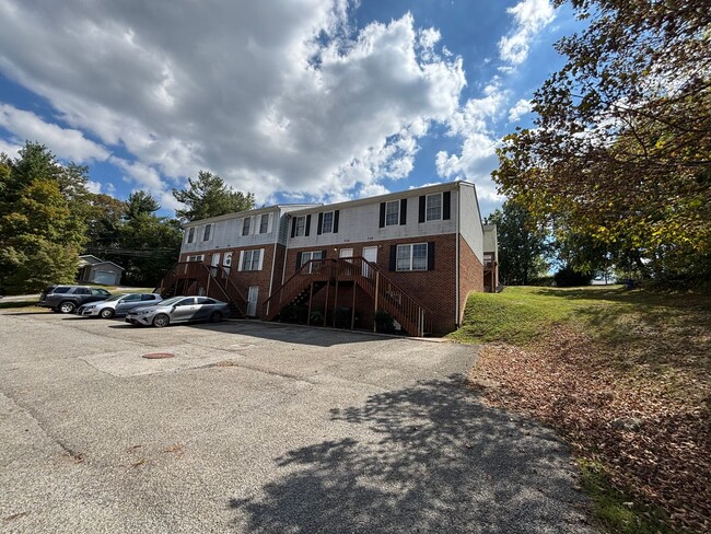 Building Photo - 3 Bedroom, 1.5 Bath Townhouse