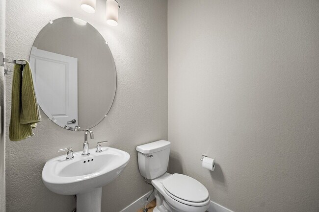 Building Photo - Modern 4 Bedroom, 2 Bathroom Westside Home with Balcony Views of Garden of the Gods!