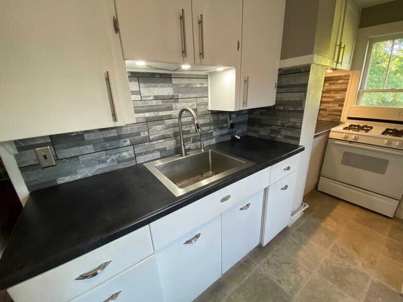 Building Photo - 377 Parkside Dr