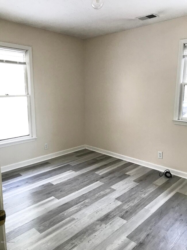 Building Photo - 501 Oak Leaf Dr