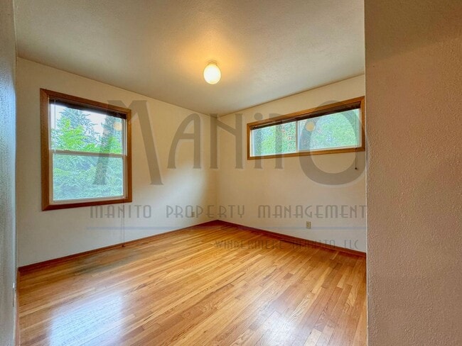 Building Photo - Stunning & Spacious South Hill Home