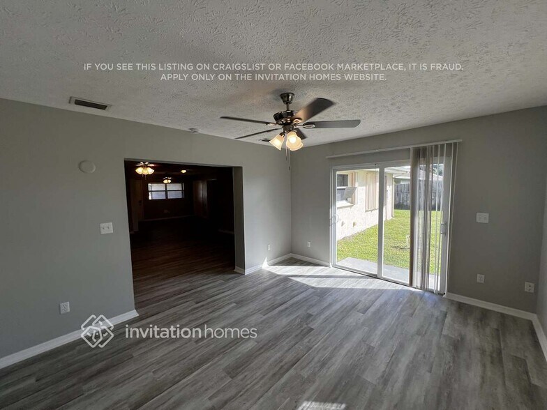 Building Photo - 2426 SE Renick Ave