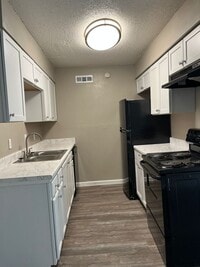 Building Photo - Downstairs 2 bed 1 bath