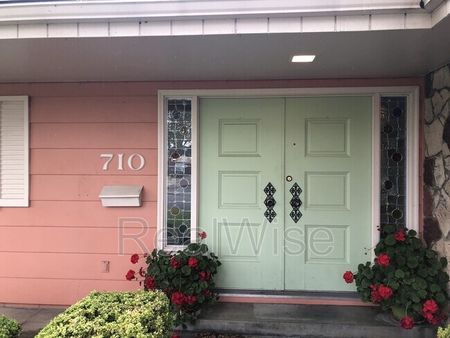 Building Photo - 710 NW Midland Ave