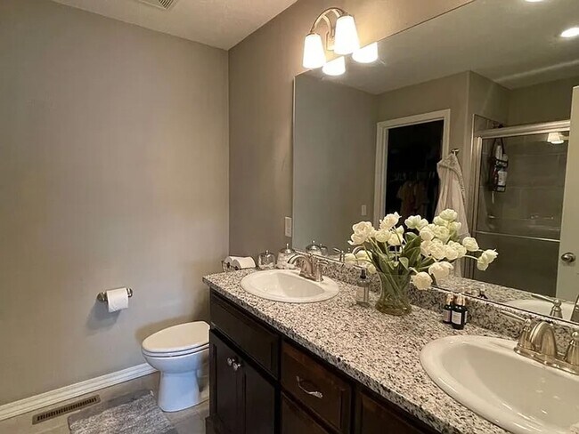 Building Photo - SPACIOUS OZARK HOME AVAILABLE AT A GREAT P...