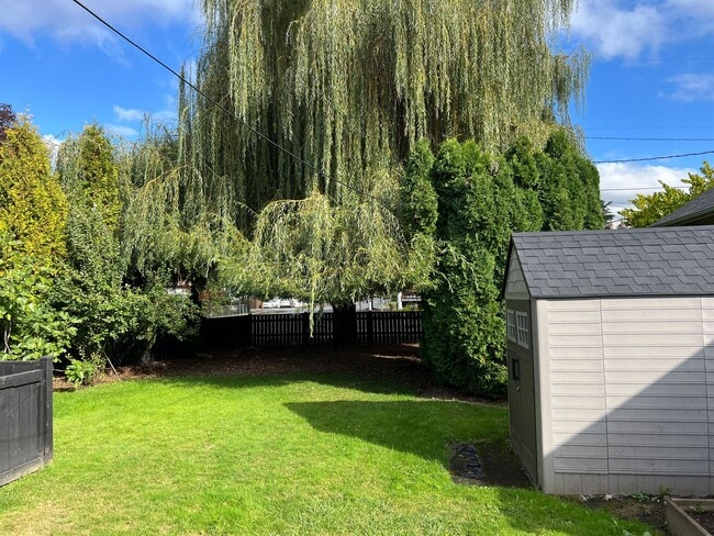 Building Photo - Gorgeous Craftsman available Now