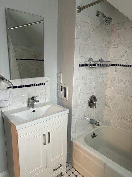 Newly tiled bathroom - 749 Hawthorne Ave E