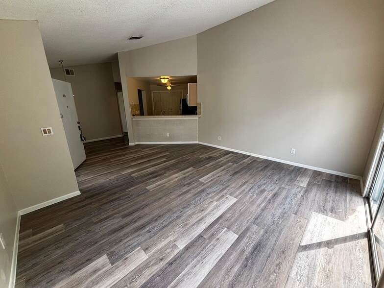 living3 - 2560 Woodgate Blvd