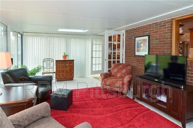 Building Photo - 825 Bethany Dr