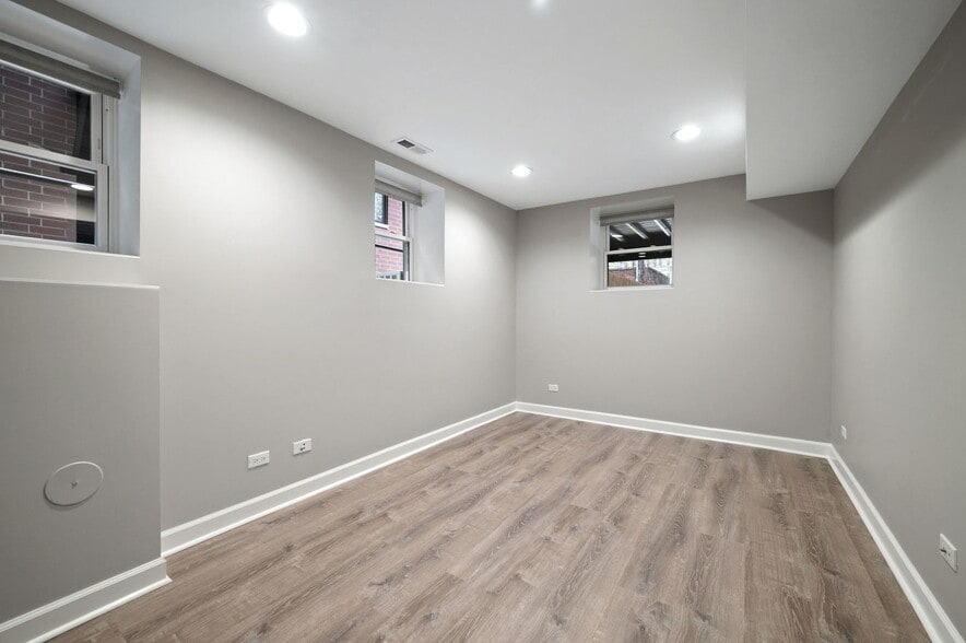 Building Photo - 1252 W Carmen Ave