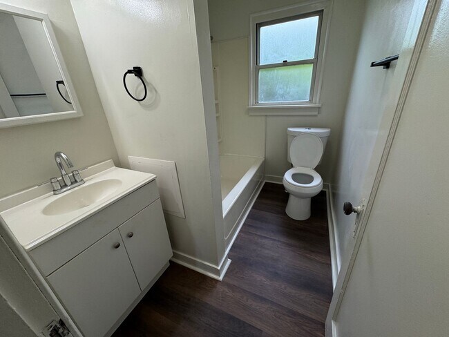 Building Photo - Available NOW! 4 Bed1Full Bath House