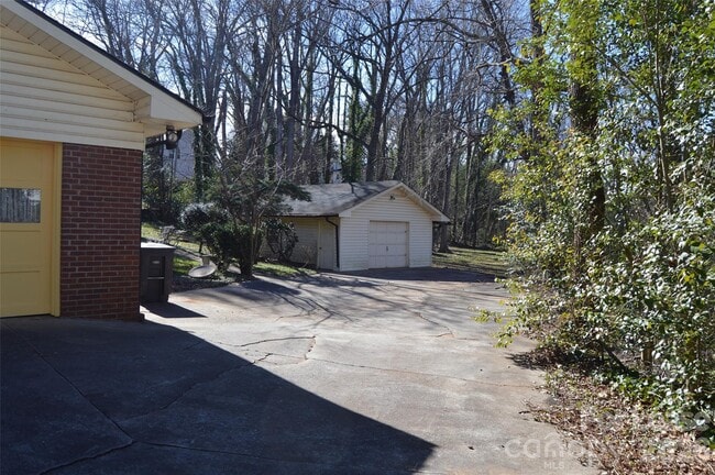 Building Photo - 516 S Green St