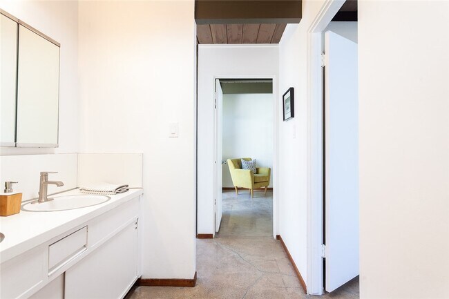 Building Photo - 1131 N Encanto St