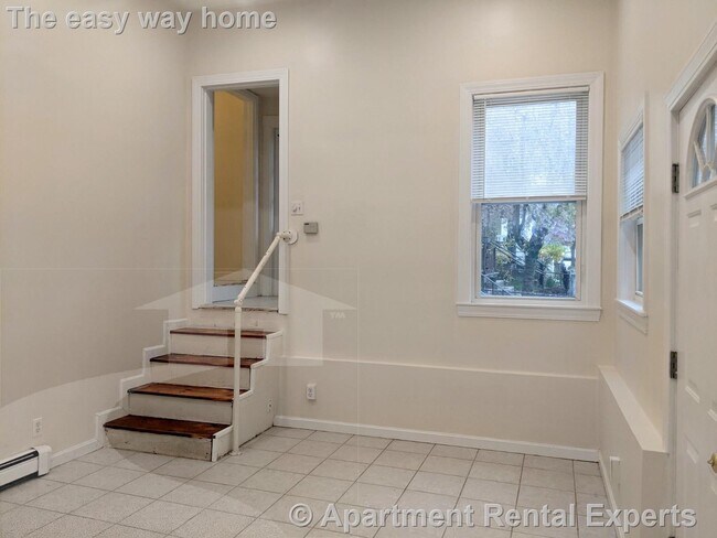 Building Photo - 83 Yorktown St