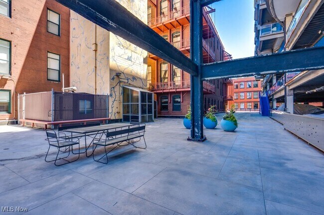 Building Photo - 701 W Lakeside Ave