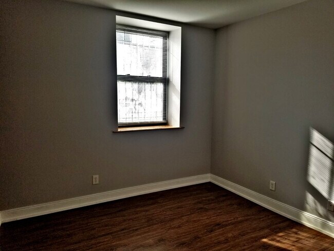 Building Photo - Three Bedroom Unit in South Shore