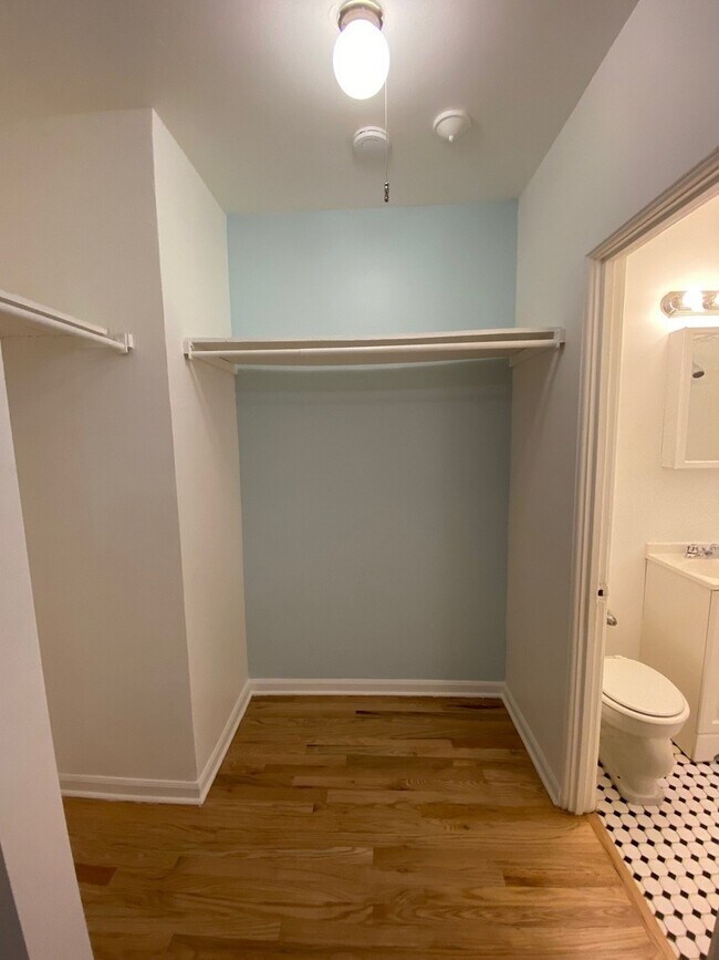 Building Photo - 1332 W Hood Ave