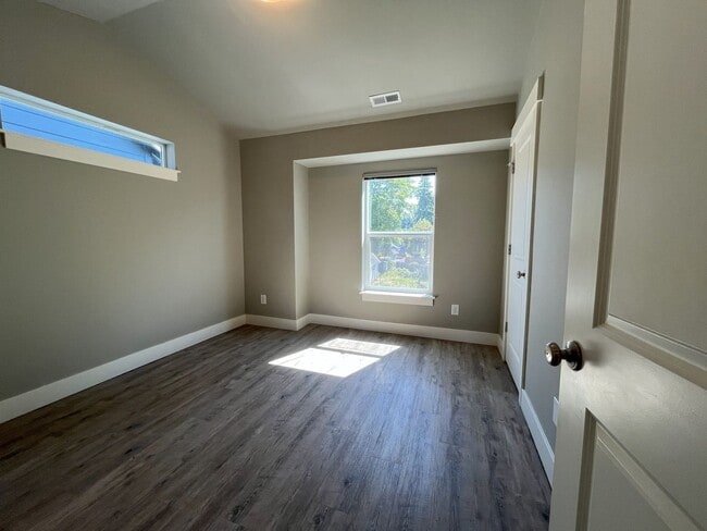 Building Photo - Elegant Three-Bedroom Home with Updated Kitchen & Vaulted Ceilings