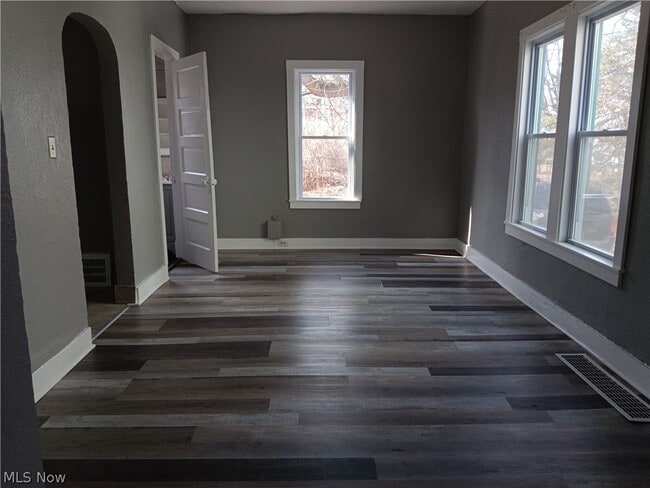 Building Photo - 1124 E 114th St