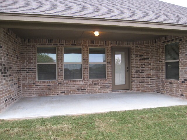 Building Photo - INCLUDES WATER & LAWN