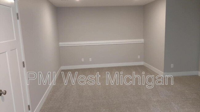 Building Photo - 548 W Elm St