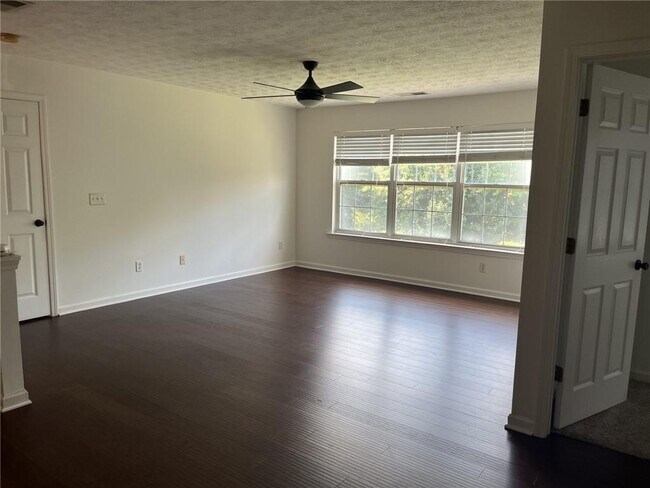 Building Photo - 3184 Elmwood Ct