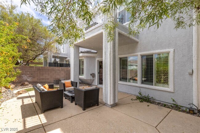 Building Photo - 275 Spectacular St