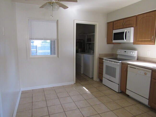 Building Photo - 800 St Denis Ct
