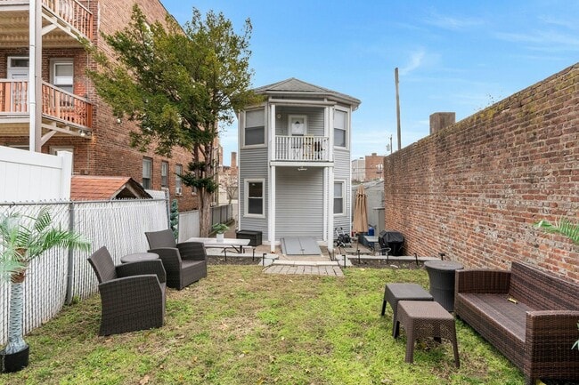 Building Photo - 68 Pine St