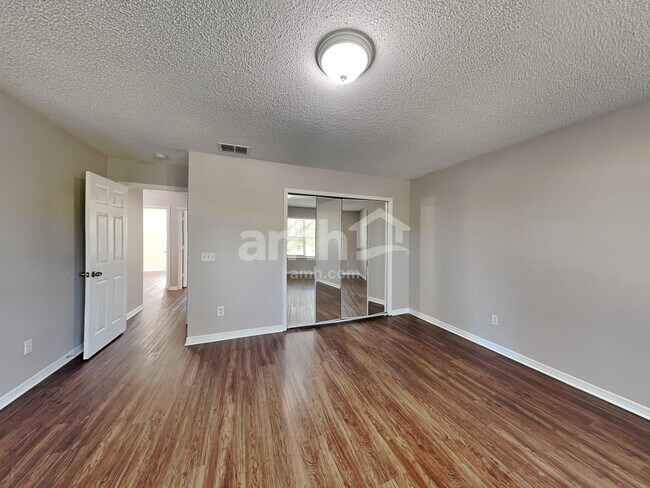 Building Photo - 1921 Knollcrest Dr