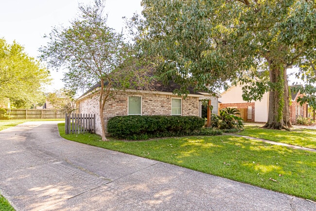 Building Photo - 13333 Parwood Ave