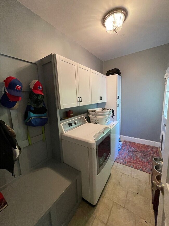 Building Photo - CASTLE LAKES - HOME W/ POOL