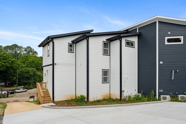 Building Photo - 2306 Lloyd Ave