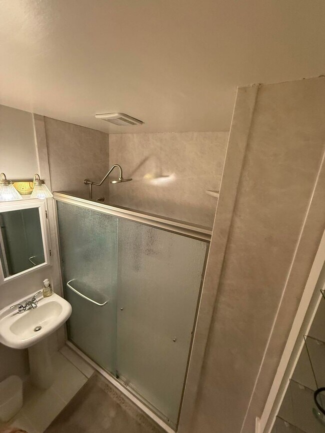 Building Photo - Warm & Furnished 2BR Home Near Billings Cl...