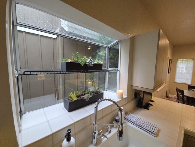 Building Photo - 10 Gregory Pl