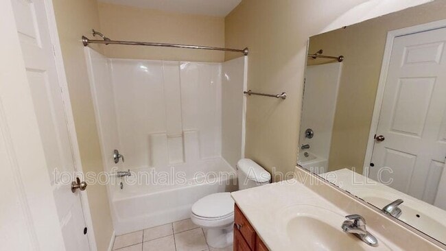 Building Photo - 19 Rotunda Cir