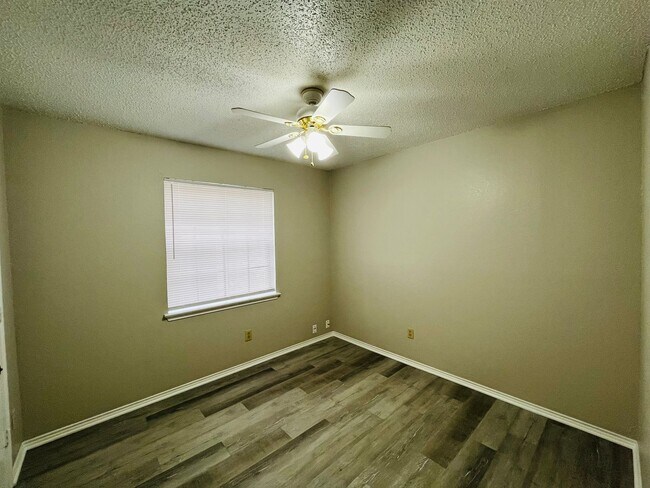 Building Photo - 320 Spring Branch Ln