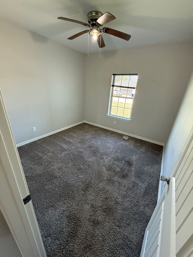 Building Photo - Modern 3-bed/2-bath!