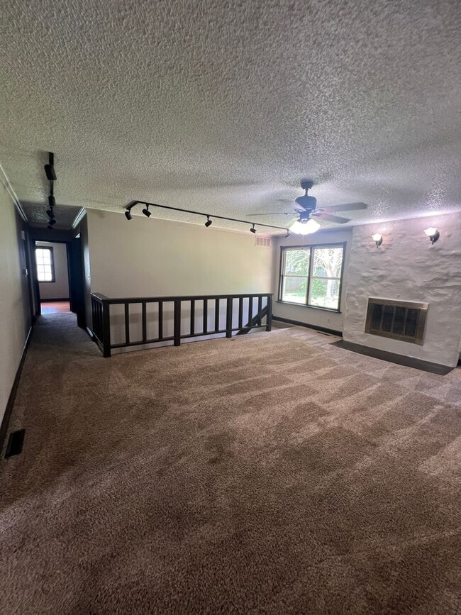 Building Photo - 4 bedroom/2 bath house