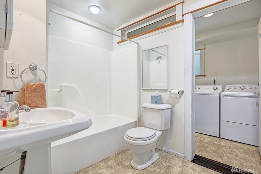 Full bath - 1214 25th Ave E