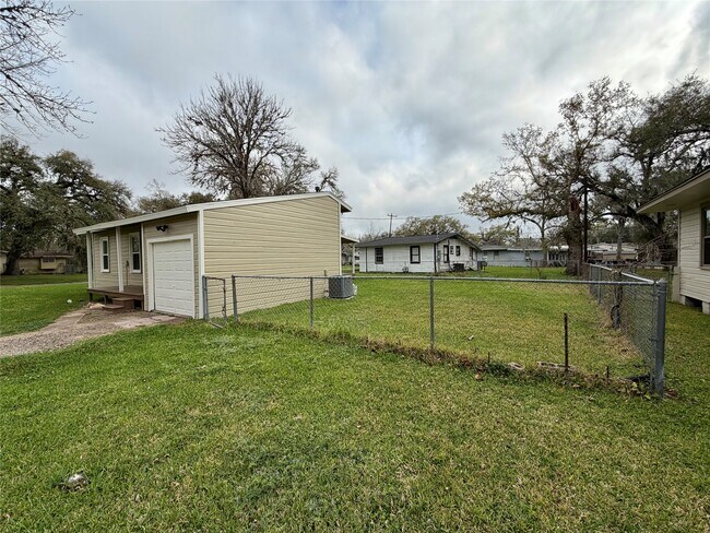 Building Photo - 234 Jasmine St