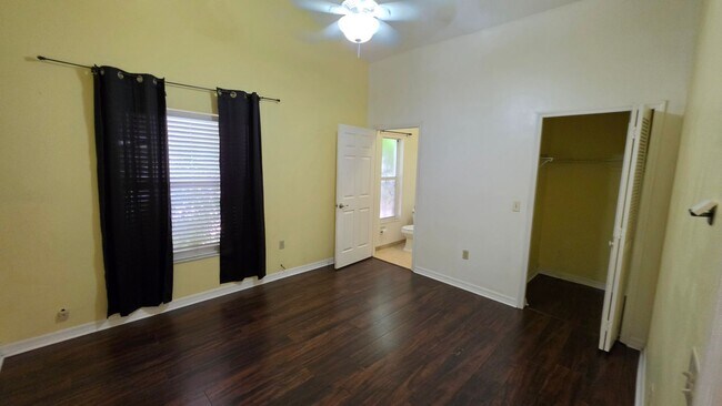Building Photo - 3 Bed, 3 Bath, 2 Car garage.
