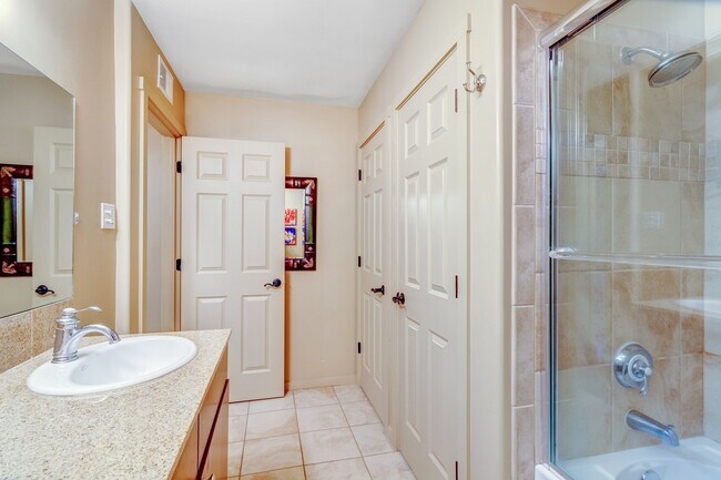 Building Photo - Beautifully Furnished One Bedroom Condo near Hospital Available Now!