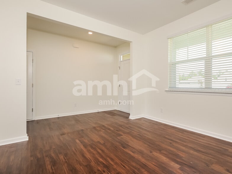 Building Photo - 203 Bushwood Dr