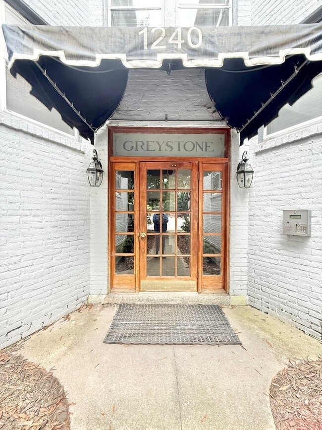 Building Photo - **BEST DEAL**Ghent -2 Bedroom condo 2nd Fl...