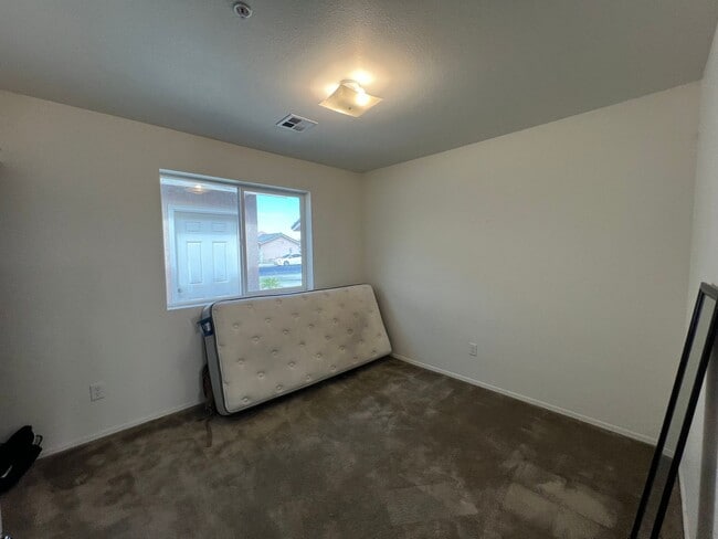 Building Photo - 3 BEDROOM HOME WITH SOLAR IN DESERT SKY!