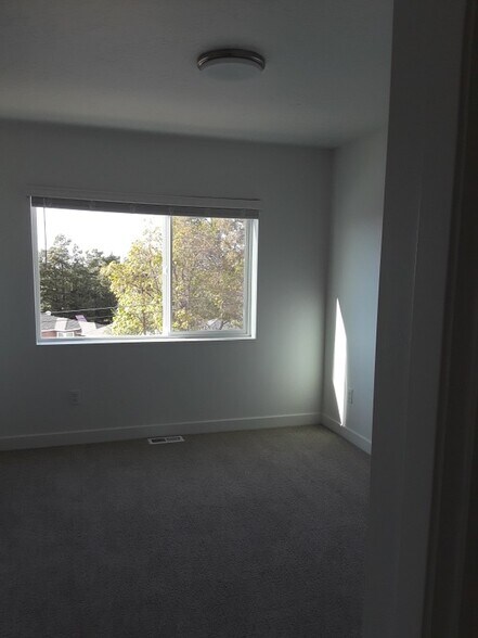 Building Photo - 3371 S Orchard Dr